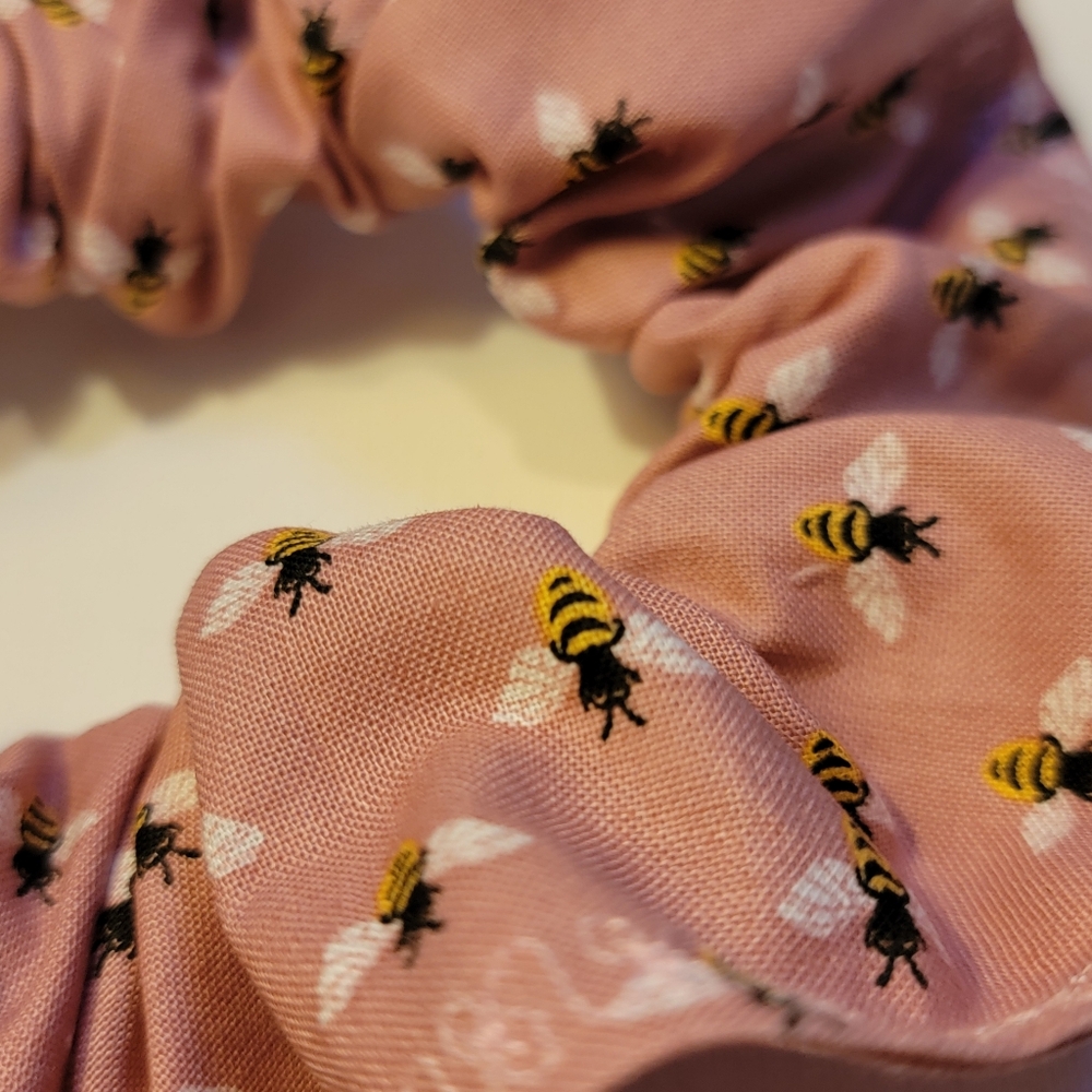 Bees 🐝 Scrunchie - Picture 2 of 4
